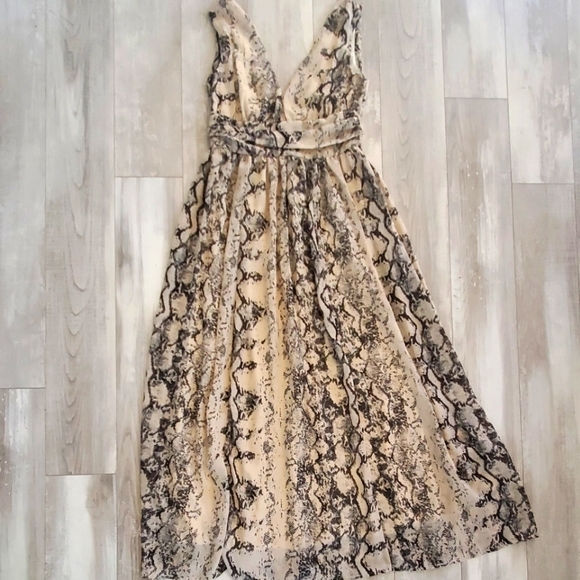 H&M Dresses & Skirts - 𝅺H&M Dress Black and Cream